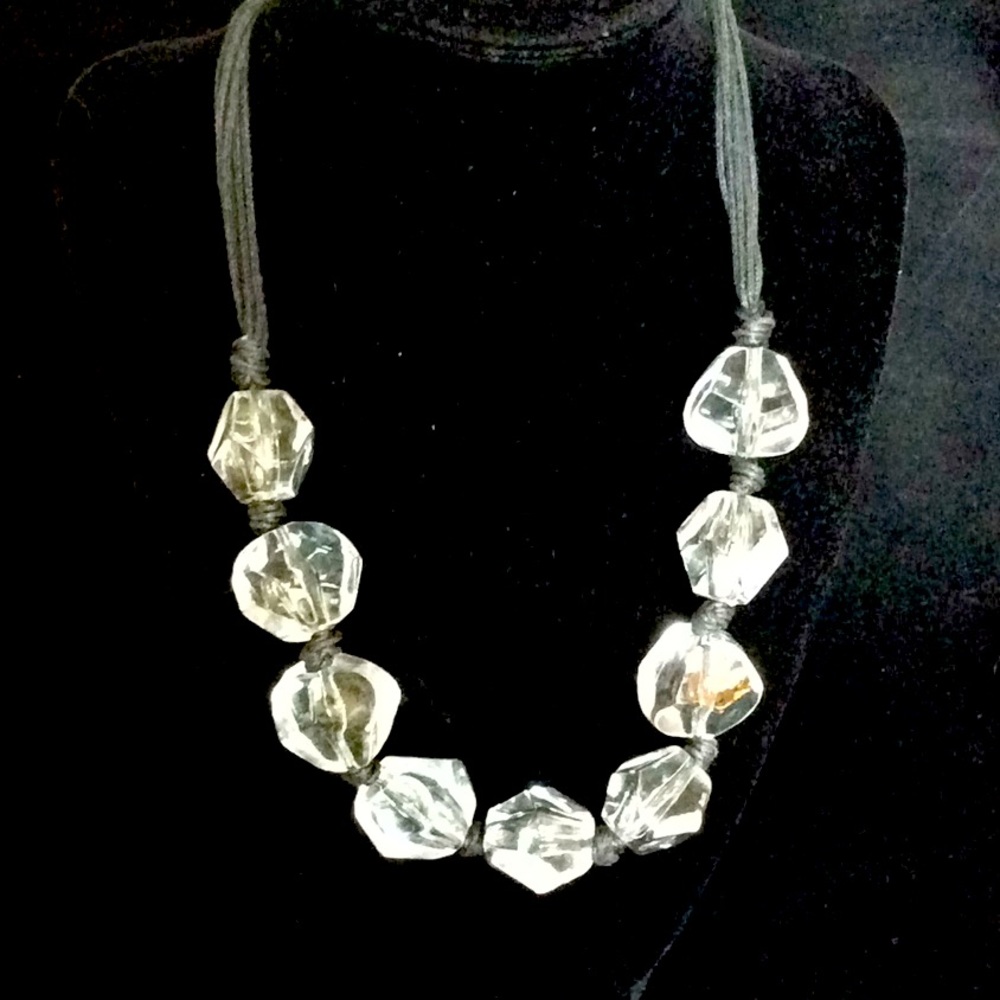 VINTAGE CHUNKY CLEAR LUCITE CHOKER NECKLACE - Picture 2 of 5